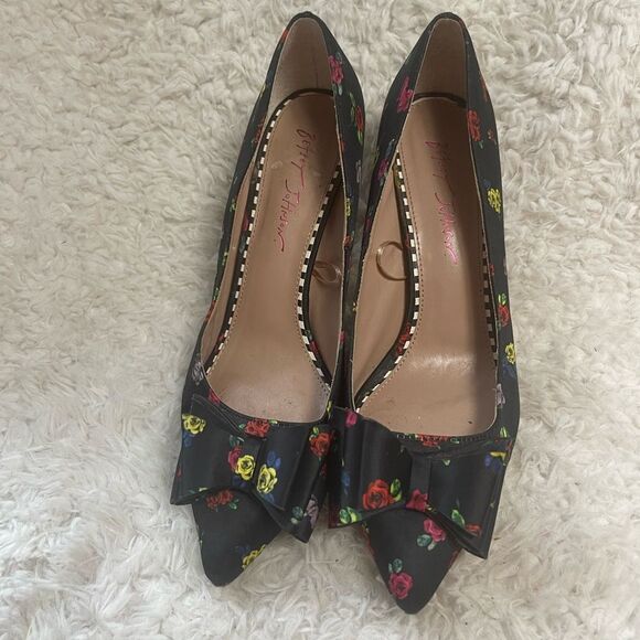 Betsey Johnson Black satin Floral print Red,yellow & green slip on Heels SZ10 - Picture 1 of 14